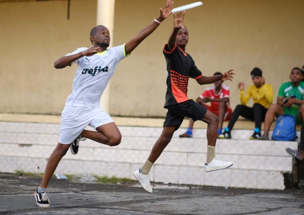 Due giocatori di Shifinikio si contendono un disco durante una partita di ultimate frisbee nelle Comore